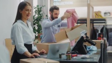 Giysi Mağazası Satış Asistanları