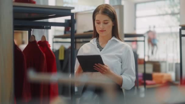 Tienda de ropa Asistente de ventas Trabajo — Vídeos de Stock