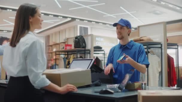 Loja de roupas Contador de vendas Entrega — Vídeo de Stock