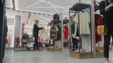 Giyim Mağazası Müşterileri Tezgahı