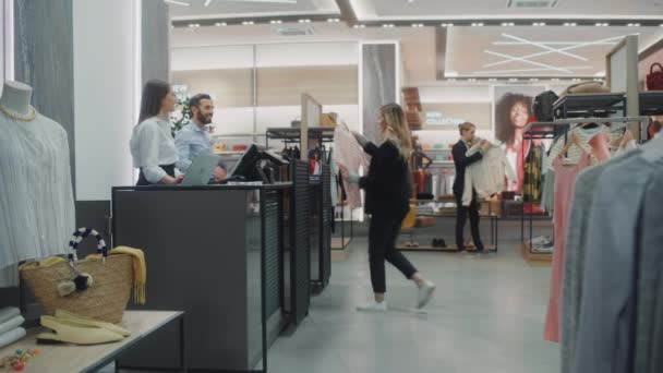 Giyim Mağazası Müşterileri Tezgahı — Stok video