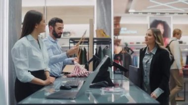 Giyim Mağazası Müşterileri Tezgahı