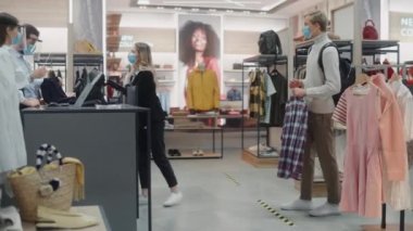 Giyim Mağazası Müşterileri Tezgahı