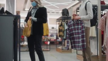 Giysi Mağazası Müşterileri Maskeler