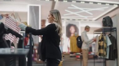 Giyim Mağazası Müşterileri Tezgahı