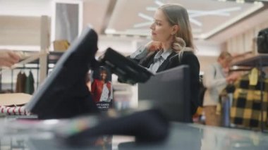 Giyim Mağazası Müşterileri Tezgahı