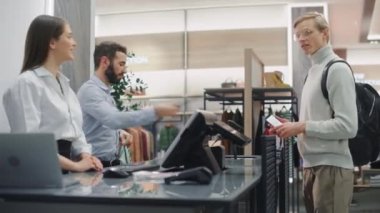 Giyim Mağazası Müşterileri Tezgahı