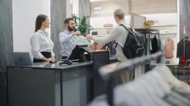 Giyim Mağazası Müşterileri Tezgahı