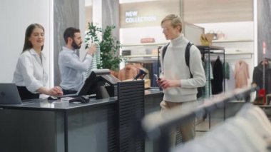 Giyim Mağazası Müşterileri Tezgahı