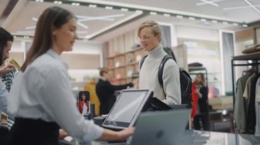 Giyim Mağazası Müşterileri Tezgahı