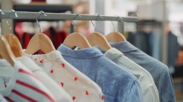 Tøj Store Cutomer Browsing – Stock-video