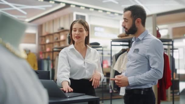 Loja de roupas Cutomer Service — Vídeo de Stock