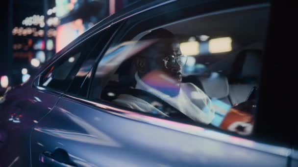 Černoch v autě ve městě v noci — Stock video