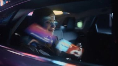 Şehirde Gece Arabadaki Kadın