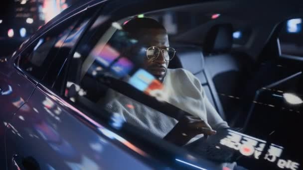 Homme noir en voiture dans la ville la nuit — Video