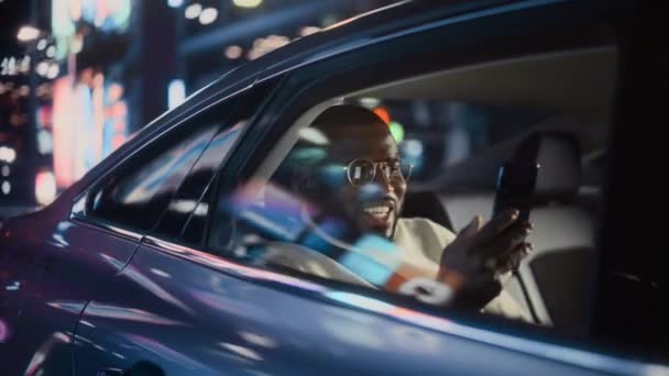 Schwarzer Mann nachts im Auto in der Stadt — Stockvideo