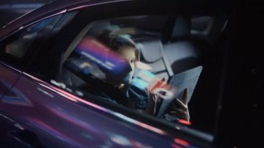 Gece Arabadaki Genç Çocuk Şehirde