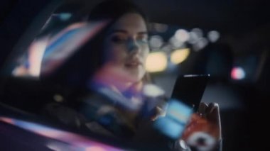 Şehirde Gece Arabadaki Kadın