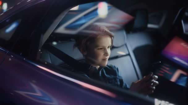 Mladý chlapec v autě ve městě v noci — Stock video