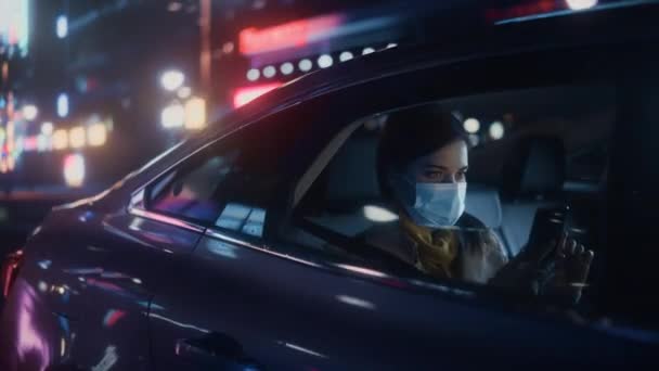 Mujer en coche en la ciudad por la noche — Vídeo de stock