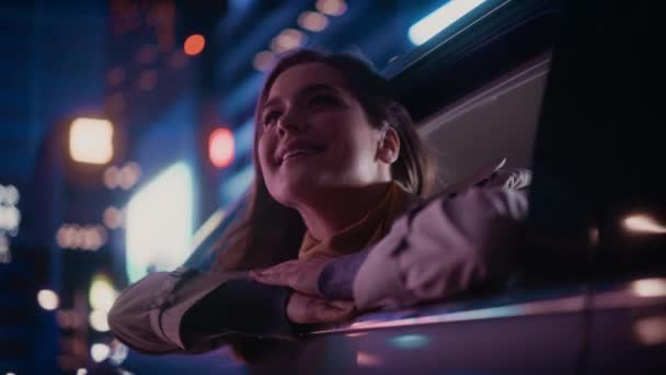 밤에 도시에서 차를 타고 있는 여자 — 비디오