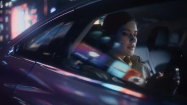 Şehirde Gece Arabadaki Kadın