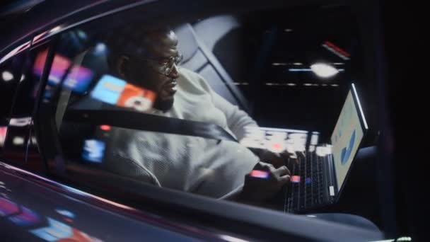 Czarny człowiek w samochodzie w mieście w nocy — Wideo stockowe