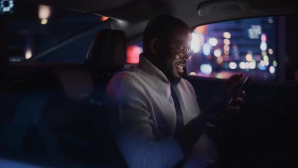 Omul negru în mașină în oraș noaptea — Videoclip de stoc