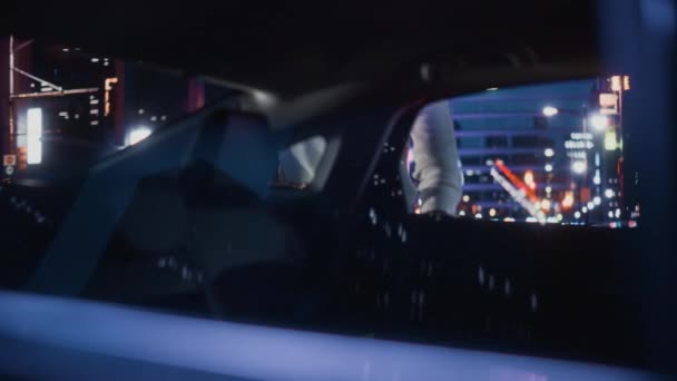 Hombre negro en coche en la ciudad por la noche — Vídeos de Stock
