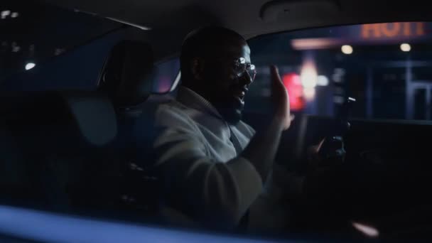 Homem negro no carro na cidade à noite — Vídeo de Stock