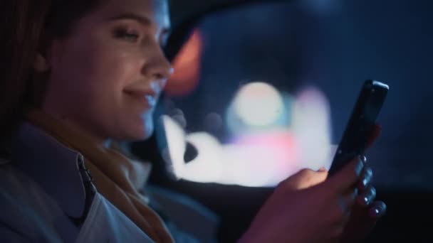 Mujer en coche en la ciudad por la noche — Vídeo de stock