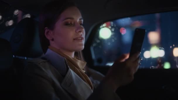 Mujer en coche en la ciudad por la noche — Vídeo de stock