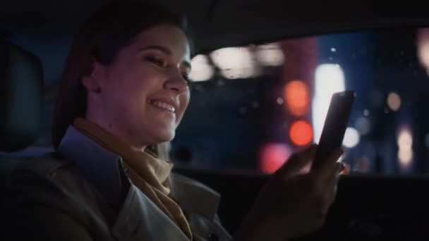 Mujer en coche en la ciudad por la noche — Vídeos de Stock