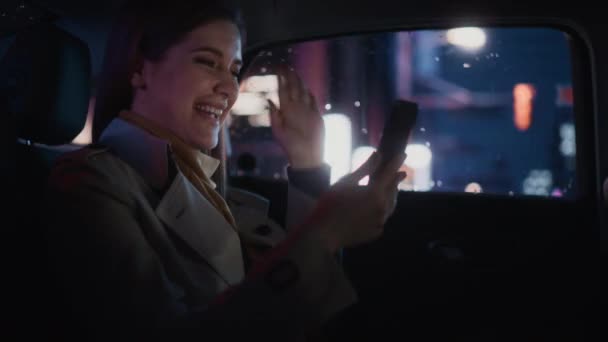 Mujer en coche en la ciudad por la noche — Vídeos de Stock