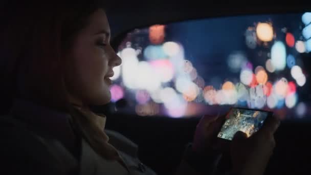 Mujer en coche en la ciudad por la noche — Vídeos de Stock