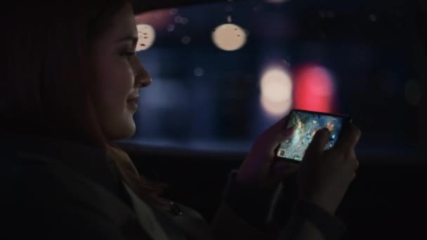 Mujer en coche en la ciudad por la noche — Vídeos de Stock