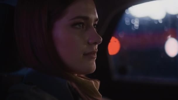 Mulher de carro na cidade à noite — Vídeo de Stock