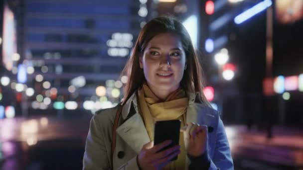 Femme marchant en ville avec Smartphone la nuit — Video