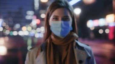 Şehirde Gece Maskeli Kadın