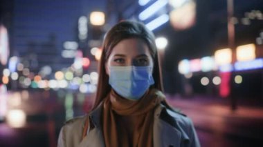 Şehirde Gece Maskeli Kadın