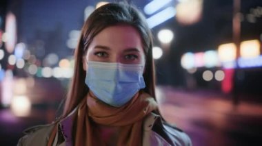 Şehirde Gece Maskeli Kadın