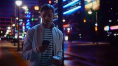 Gece Şehrinde Akıllı Telefon Kullanan Adam