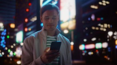 Gece Şehrinde Akıllı Telefon Kullanan Adam