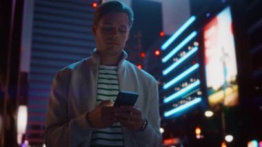 Gece Şehrinde Akıllı Telefon Kullanan Adam