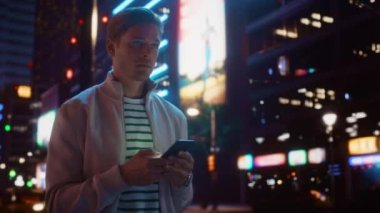 Gece Şehrinde Akıllı Telefon Kullanan Adam