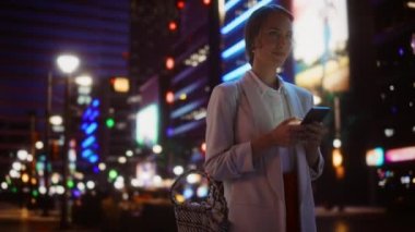 Gece yarısı akıllı telefon kullanan kadın.