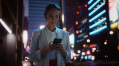 Gece yarısı akıllı telefon kullanan kadın.