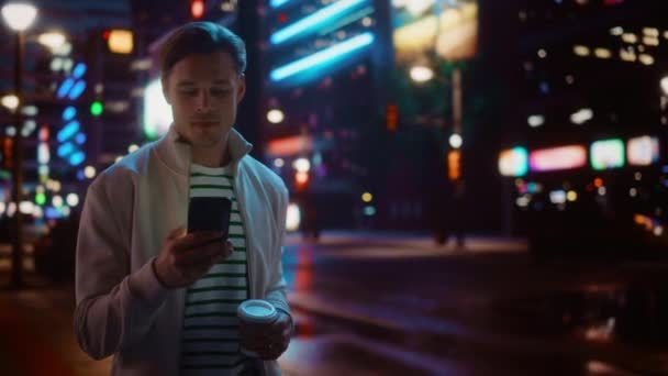 Homme utilisant un smartphone dans la ville de nuit — Video