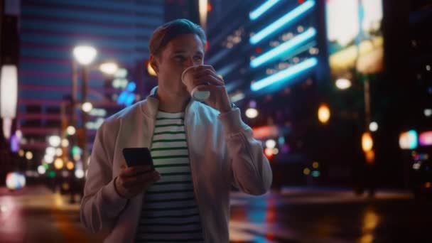 Людина користується смартфоном у нічному місті — стокове відео