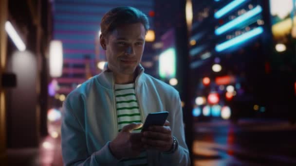 Hombre usando Smartphone en la Ciudad Nocturna — Vídeos de Stock
